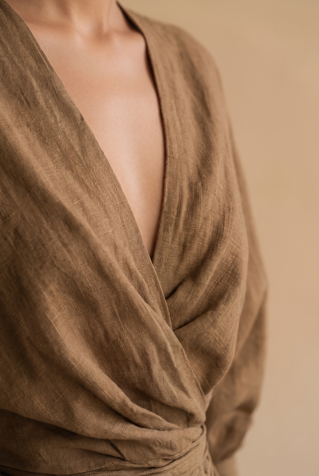 Women's linen-look V-neck maxi dress – detail view